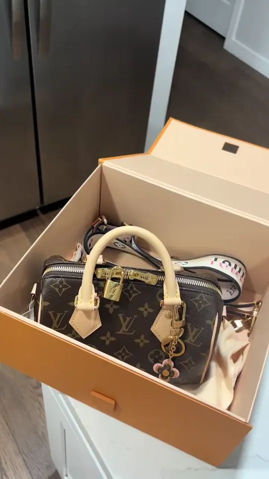 Bolsa Louis Vuitton Speedy em monograma sendo retirada da caixa