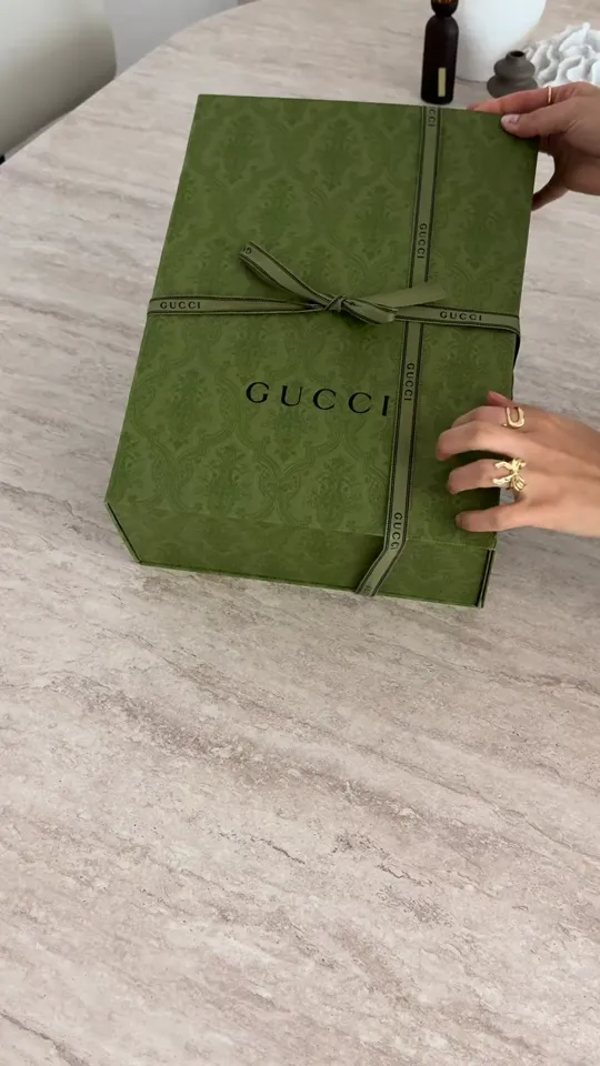 Abertura da caixa verde Gucci